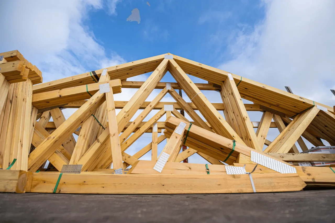 Drewniana konstrukcja dachu domu szkieletowego. Zastanawiasz się, ile drewna na dom szkieletowy? Kalkulator pomoże Ci to obliczyć.