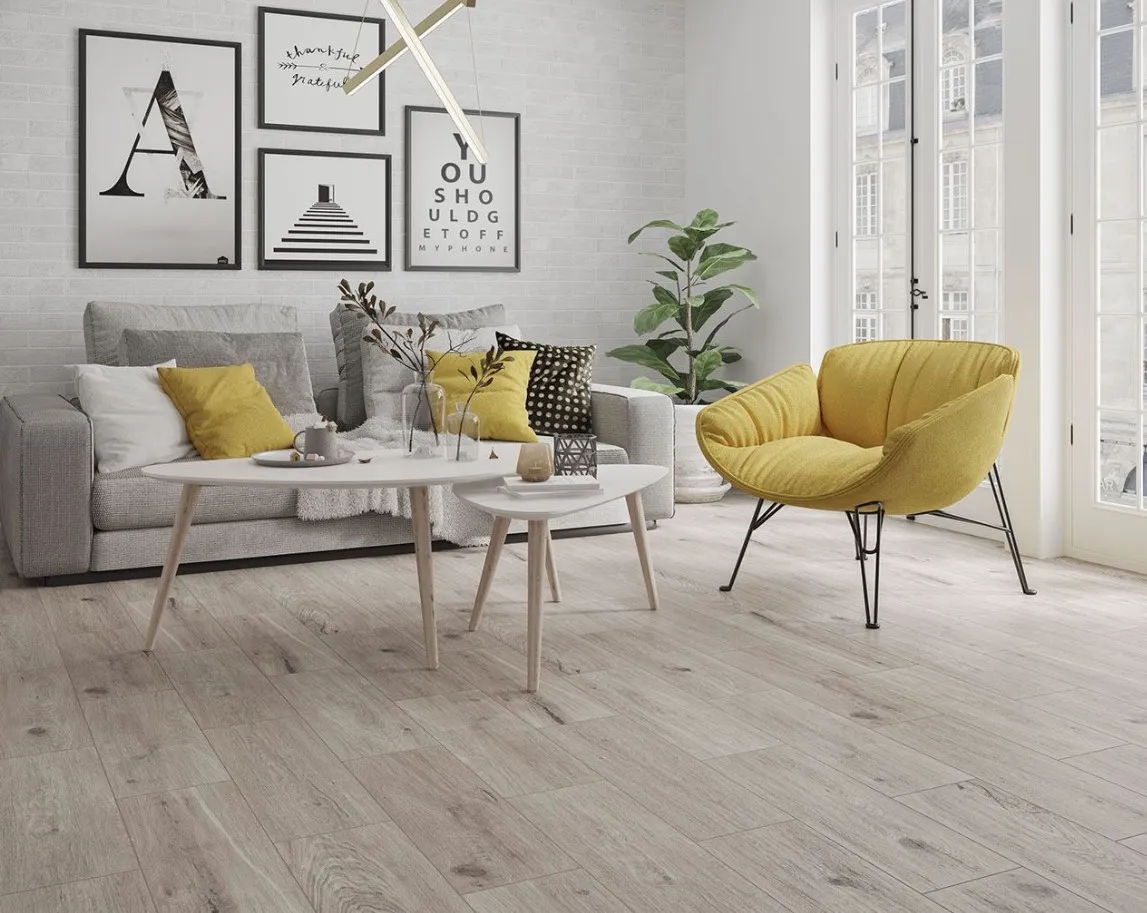 Płytki drewnopodobne w salonie aranżacje