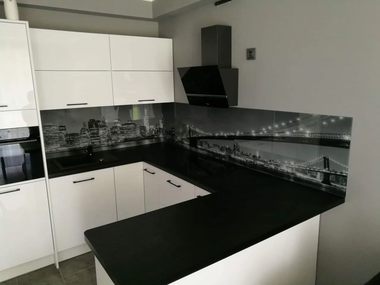 przykłady mocowań mechanicznych szklanych blat&oacute;w