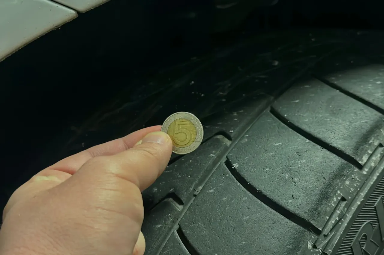 pomiar bieżnika opony monetą 5 zł