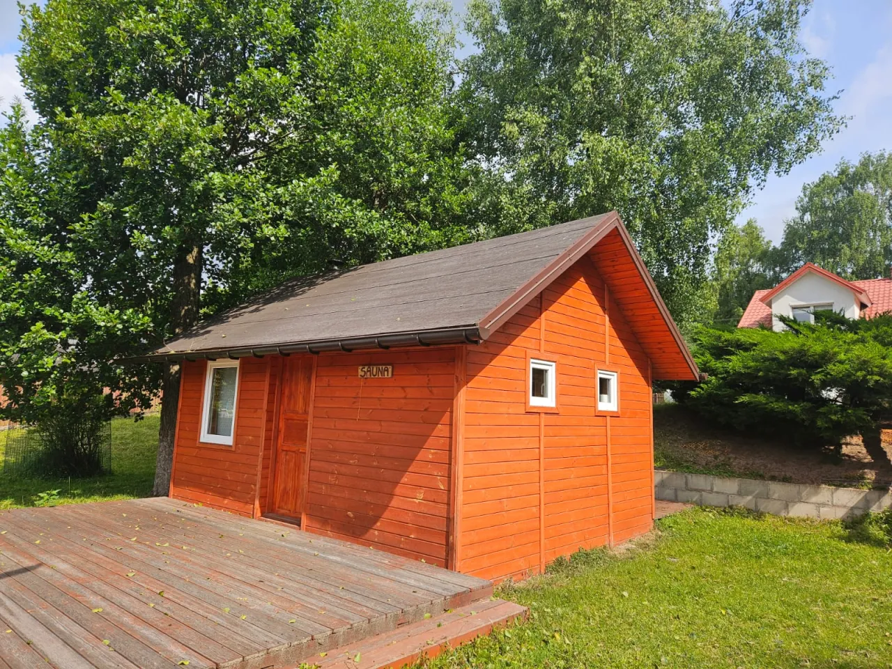 Osoba przeglądająca oferty noclegów na tablecie w otoczeniu natury (agroturystyka)