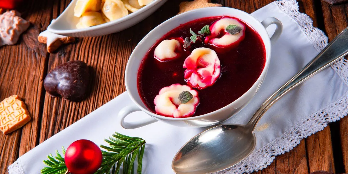 Tradycyjne zupy wigilijne barszcz czerwony i zupa grzybowa