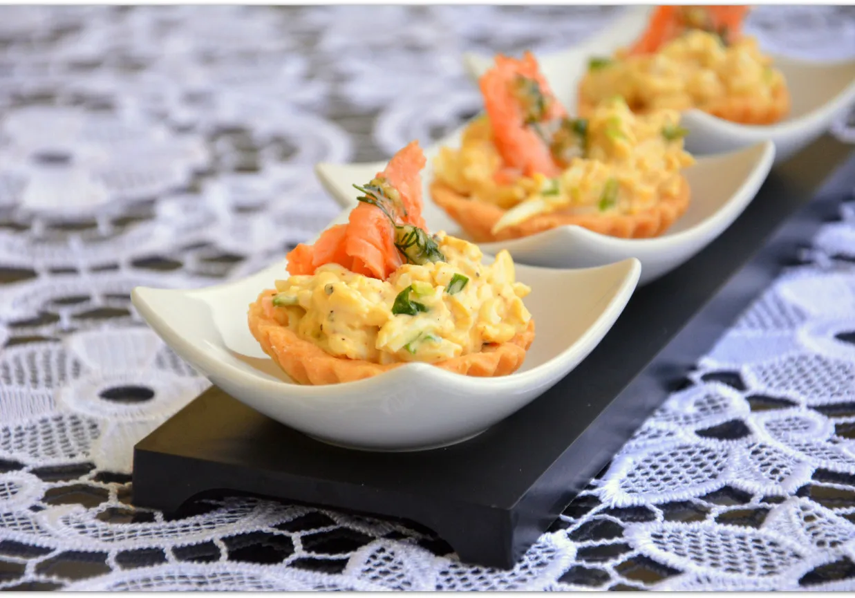 babeczki z łososiem i pastą jajeczną