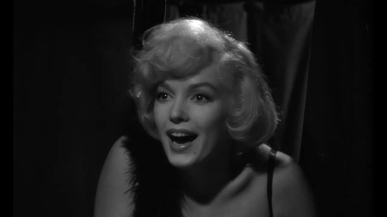 Marilyn Monroe z burzą blond włosów, uśmiechnięta, jakby właśnie usłyszała coś zabawnego. Pół żartem pół serio obsada, która zawsze potrafi rozbawić.