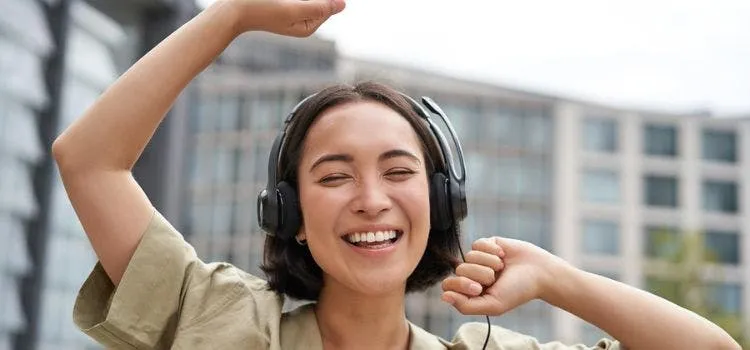 Osoba sfrustrowana nauką angielskiego, trzymająca głowę w dłoniach