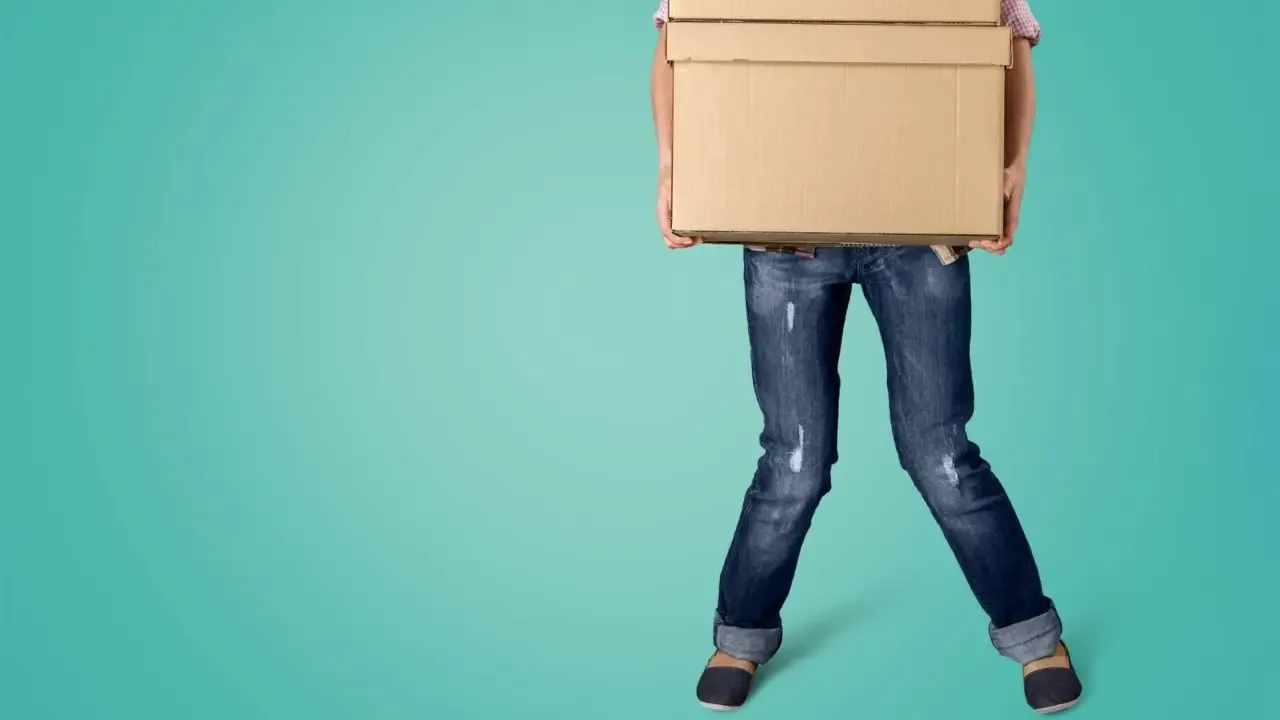 Pracownik podnoszący ciężar zgodnie z BHP