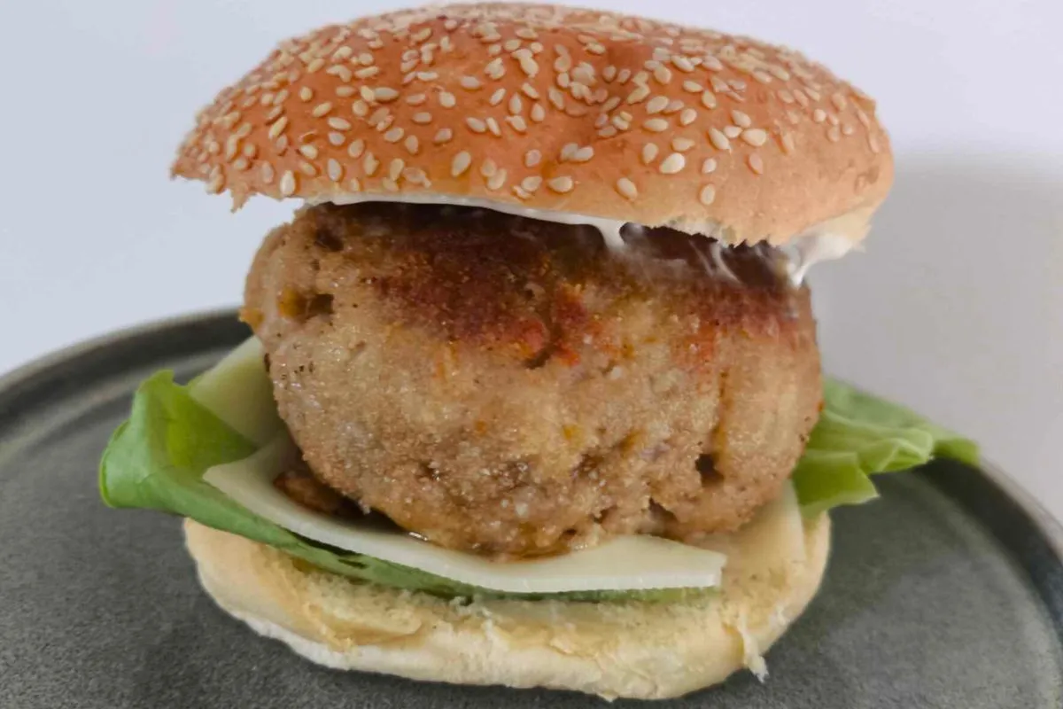 klasyczny burger wołowy kontra polski kotlet mielony
