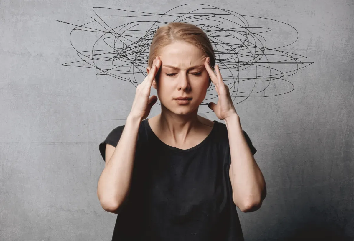 osoba z zawrotami głowy i b&oacute;lem głowy