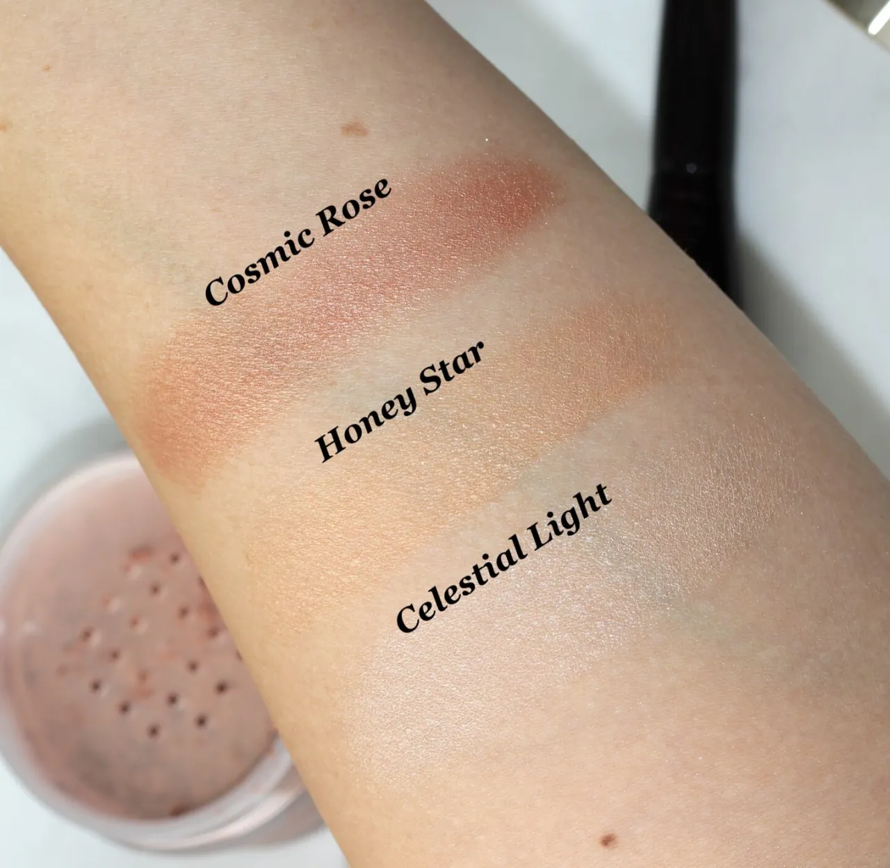 Laura Mercier Light Catcher Swatches na sk&oacute;rze
