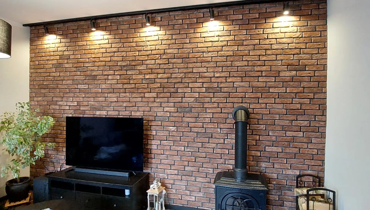 Ściana z cegły dekoracyjnej z fugą i bez fugi