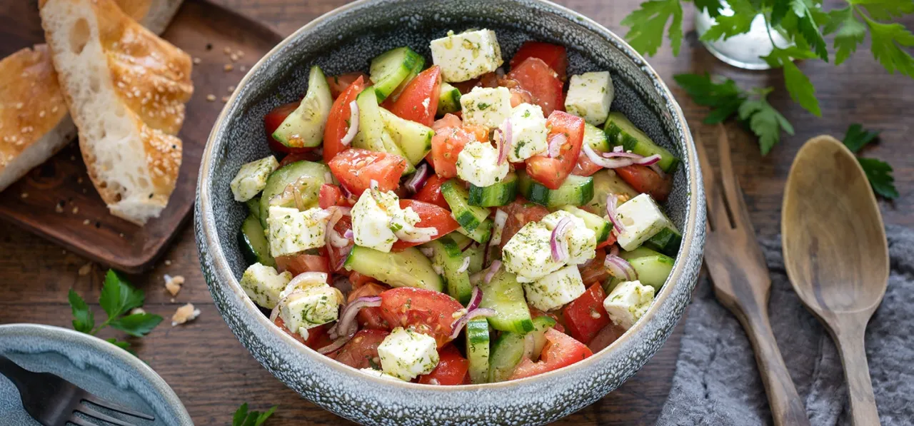 Gurken-Tomaten-Salat mit Feta und roten Zwiebeln