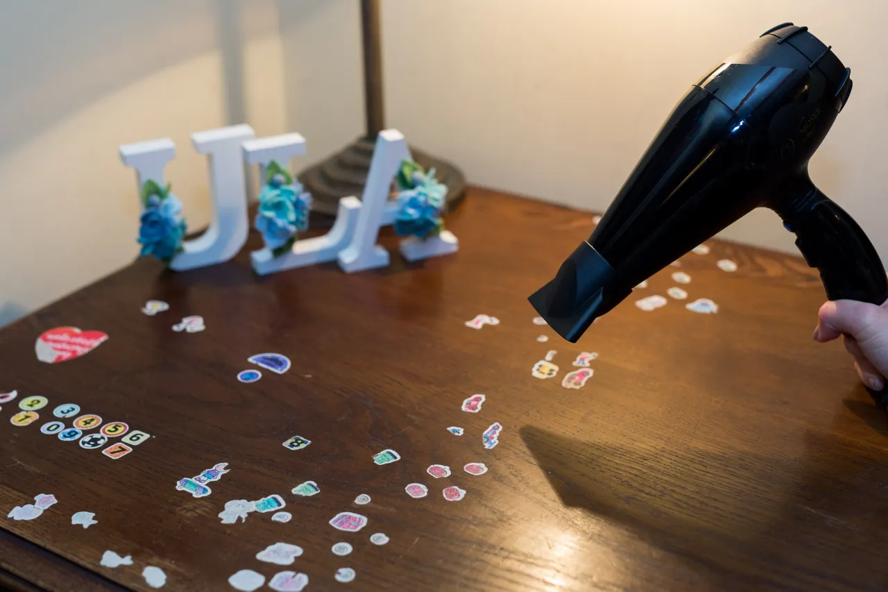 Usuwanie naklejek z mebli suszarką do włosów