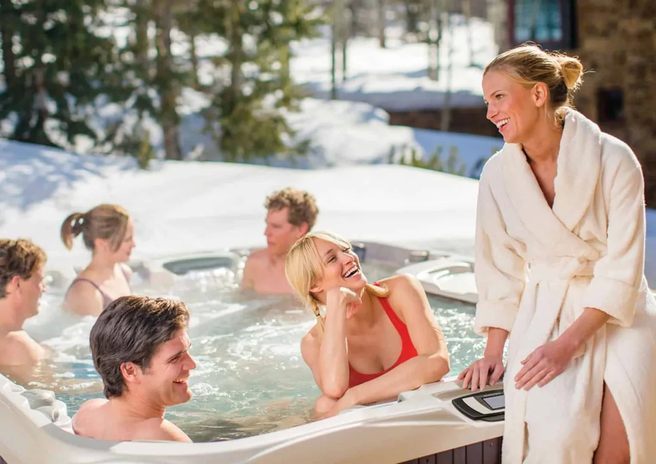 Rodzina relaksująca się w jacuzzi ogrodowym