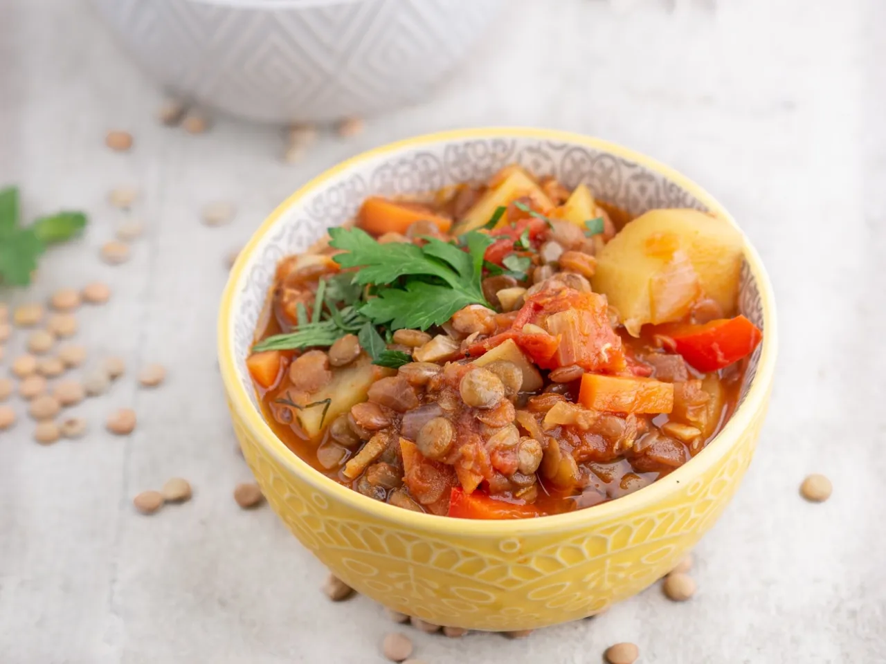 różne warzywa do zagęszczania gulaszu, np. ziemniak, marchew, soczewica