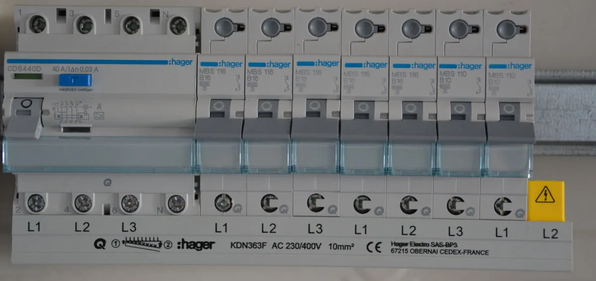 Schemat podłączenia bezpieczników z szyną grzebieniową