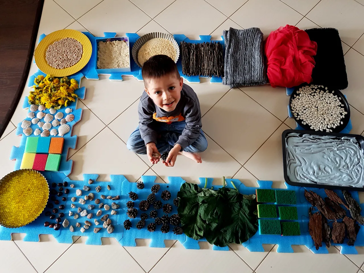 dziecko na domowej ścieżce sensorycznej