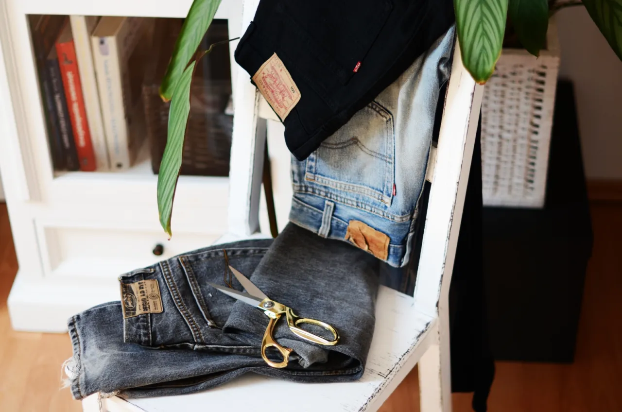 przed i po przeróbce spodni na szorty