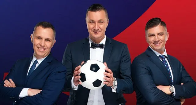 Dziennikarze sportowi dyskutujący o Ekstraklasie w studiu telewizyjnym