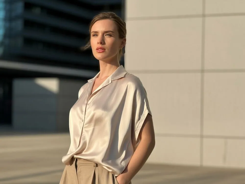 Stylizacje braless, bluzki bez stanika, modne fasony