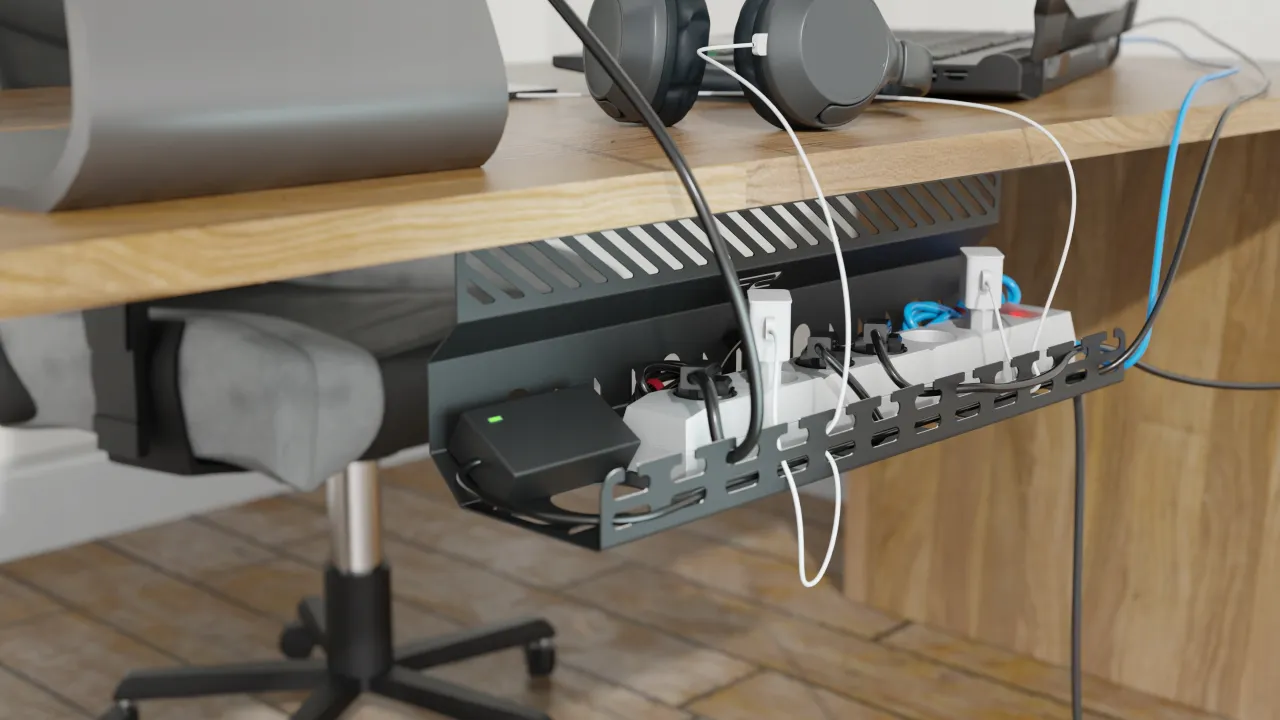 Praktyczne zabezpieczenia na kable pod biurkiem, organizujące listwę zasilającą i przewody.