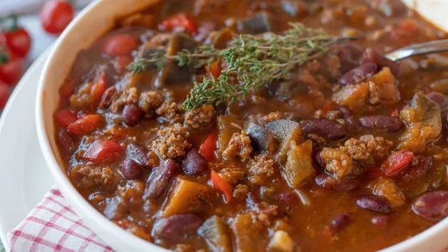 dania z mięsa mielonego kuchnie świata chili con carne moussaka