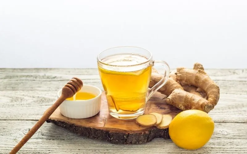 świeży korzeń imbiru, herbata z imbirem w kubku