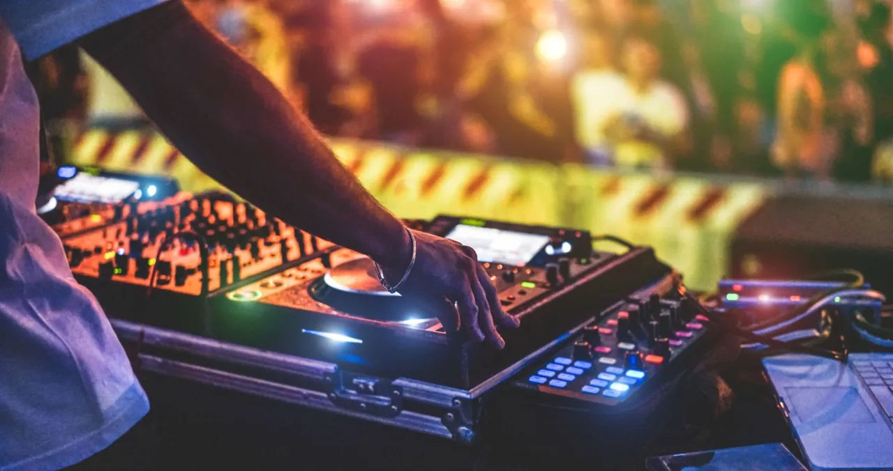 Zdjęcie Ile bierze DJ za 18? Ceny wynajmu i sposoby na oszczędności