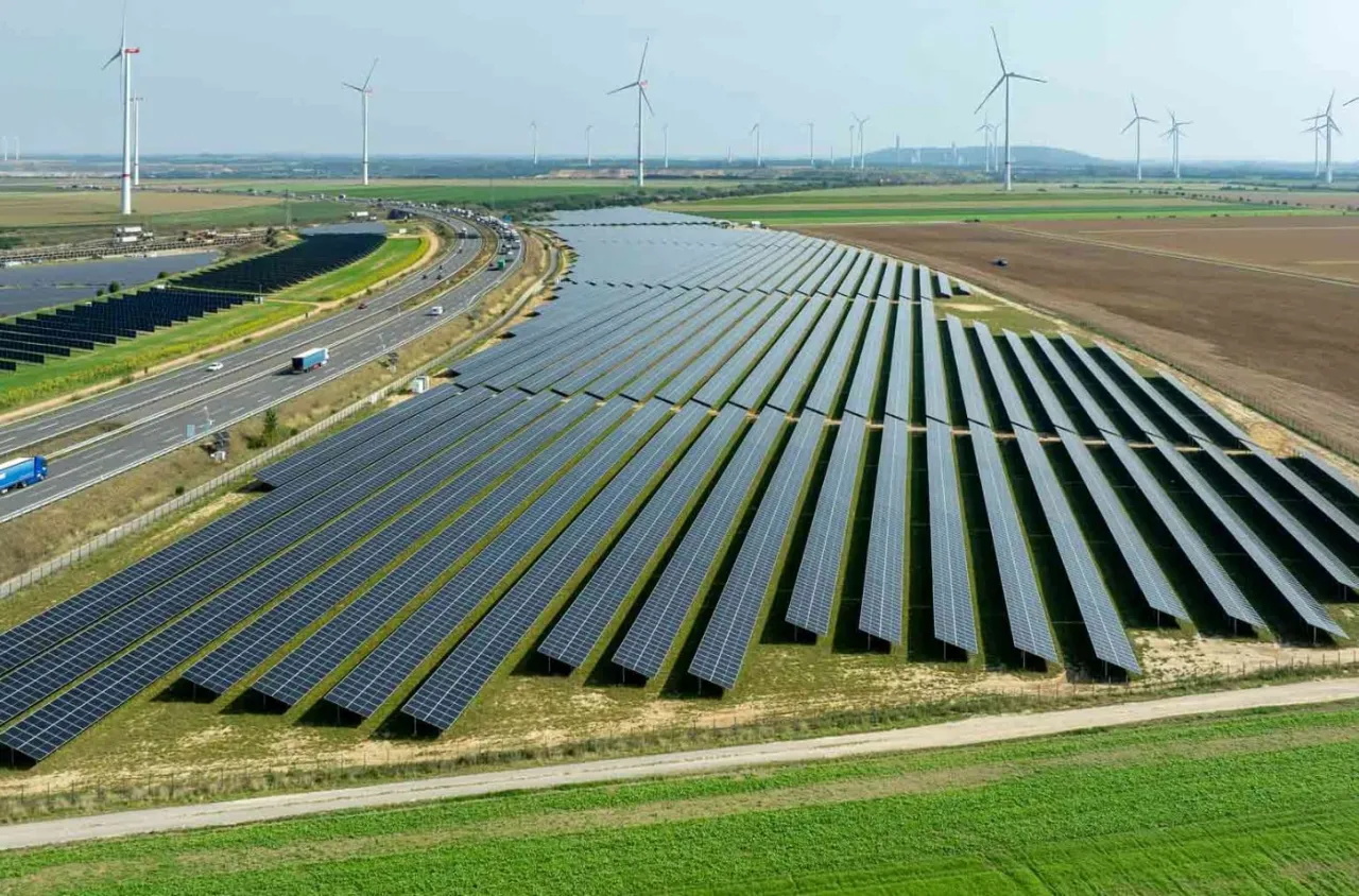 Polska farma fotowoltaiczna lub turbiny wiatrowe