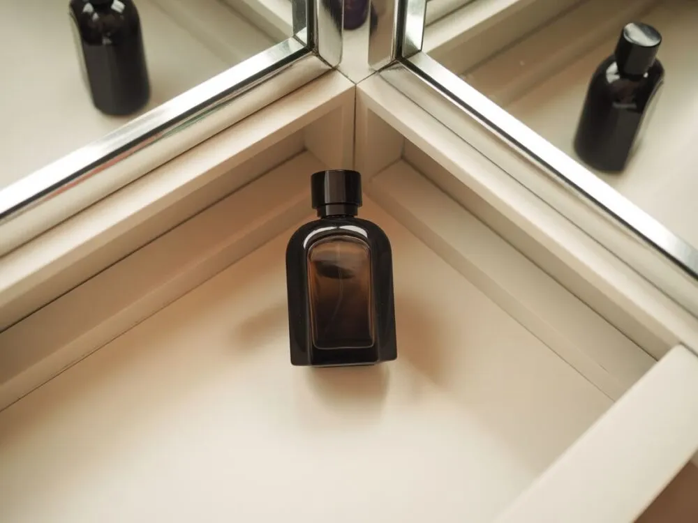 flakon perfum przechowywany w ciemnej szafce z dala od słońca