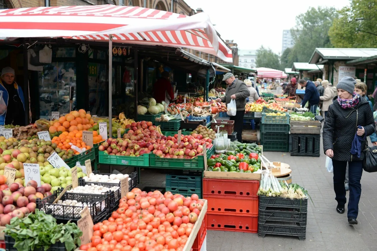 lokalny targ w Polsce, świeże warzywa owoce, produkty regionalne