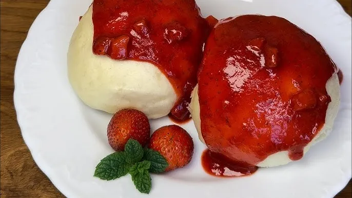 kluski na parze z sosem owocowym