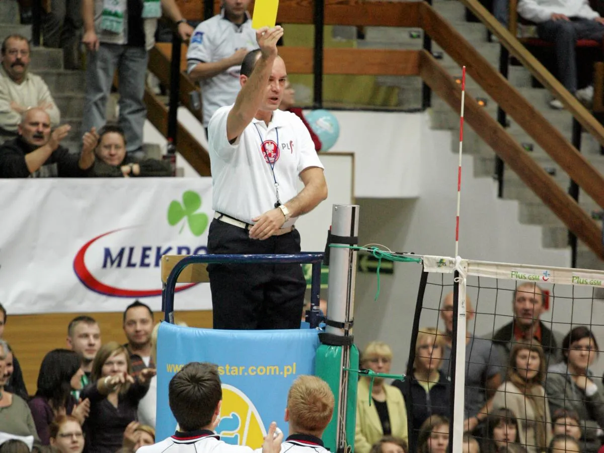 Sędzia siatkówki pokazuje żółtą kartkę