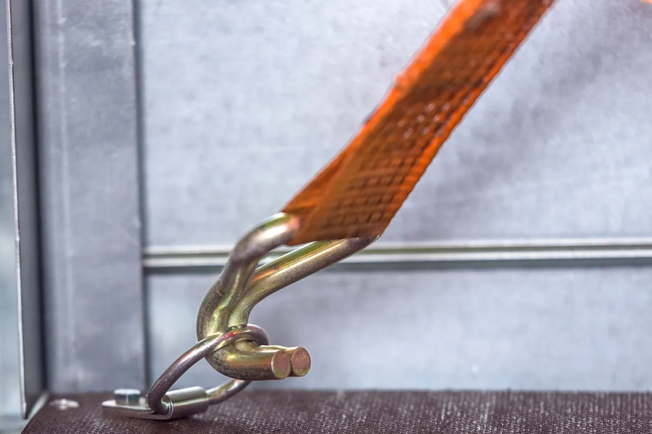 Pasy transportowe zabezpieczające ładunek na przyczepie