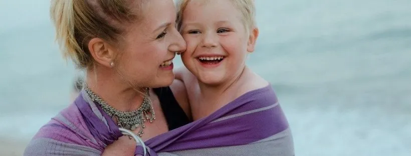 rodzic tulący płaczące niemowlę w chuście