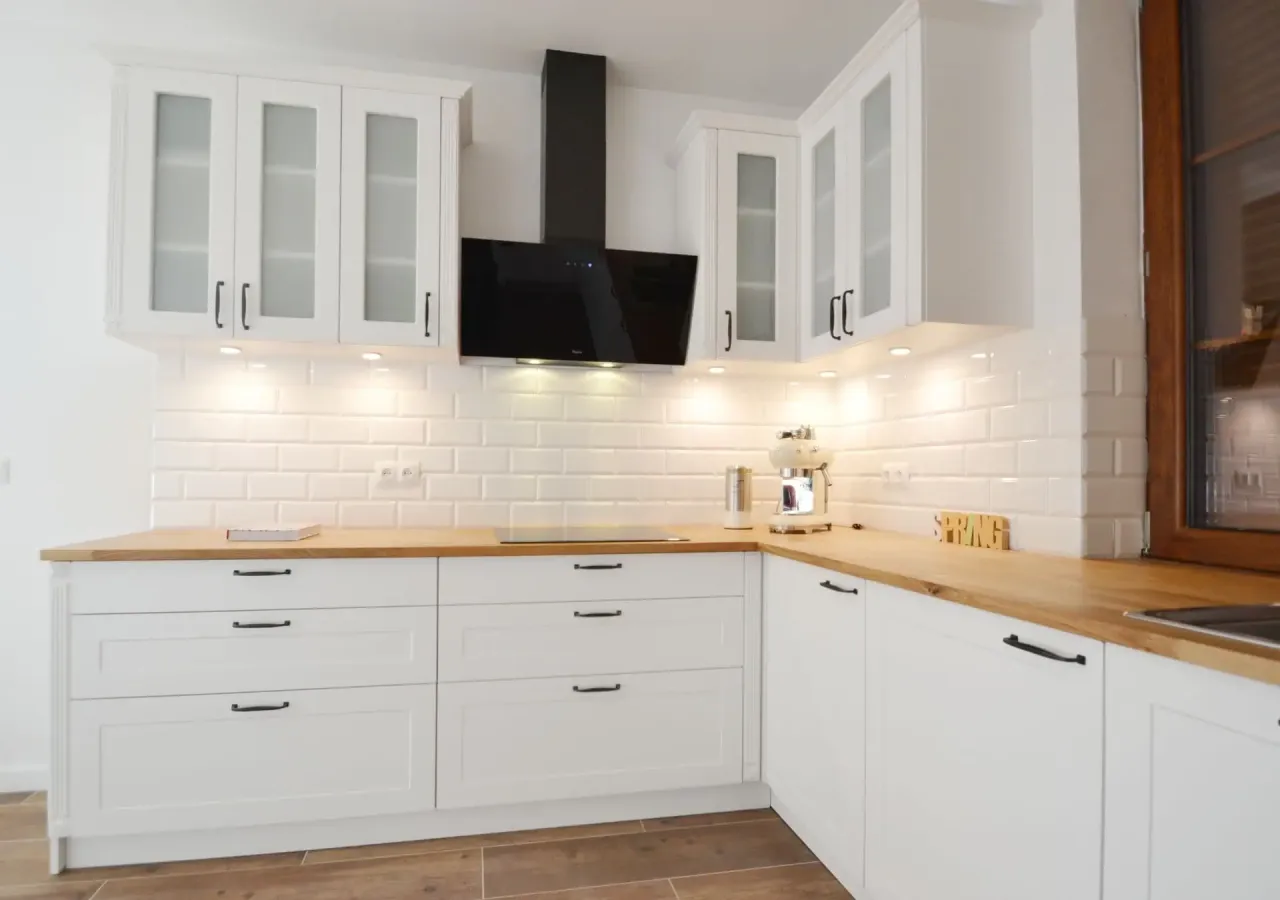 biała kuchnia z drewnianym blatem inspiracje