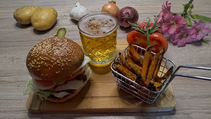 Burger wołowy z frytkami z batatów