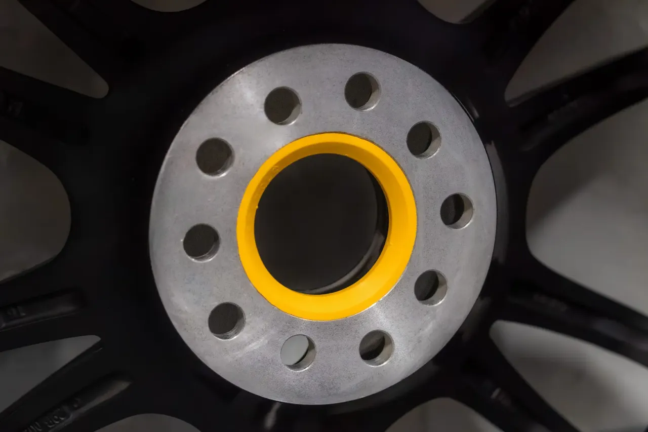 Pierścienie centrujące plastikowe vs aluminiowe