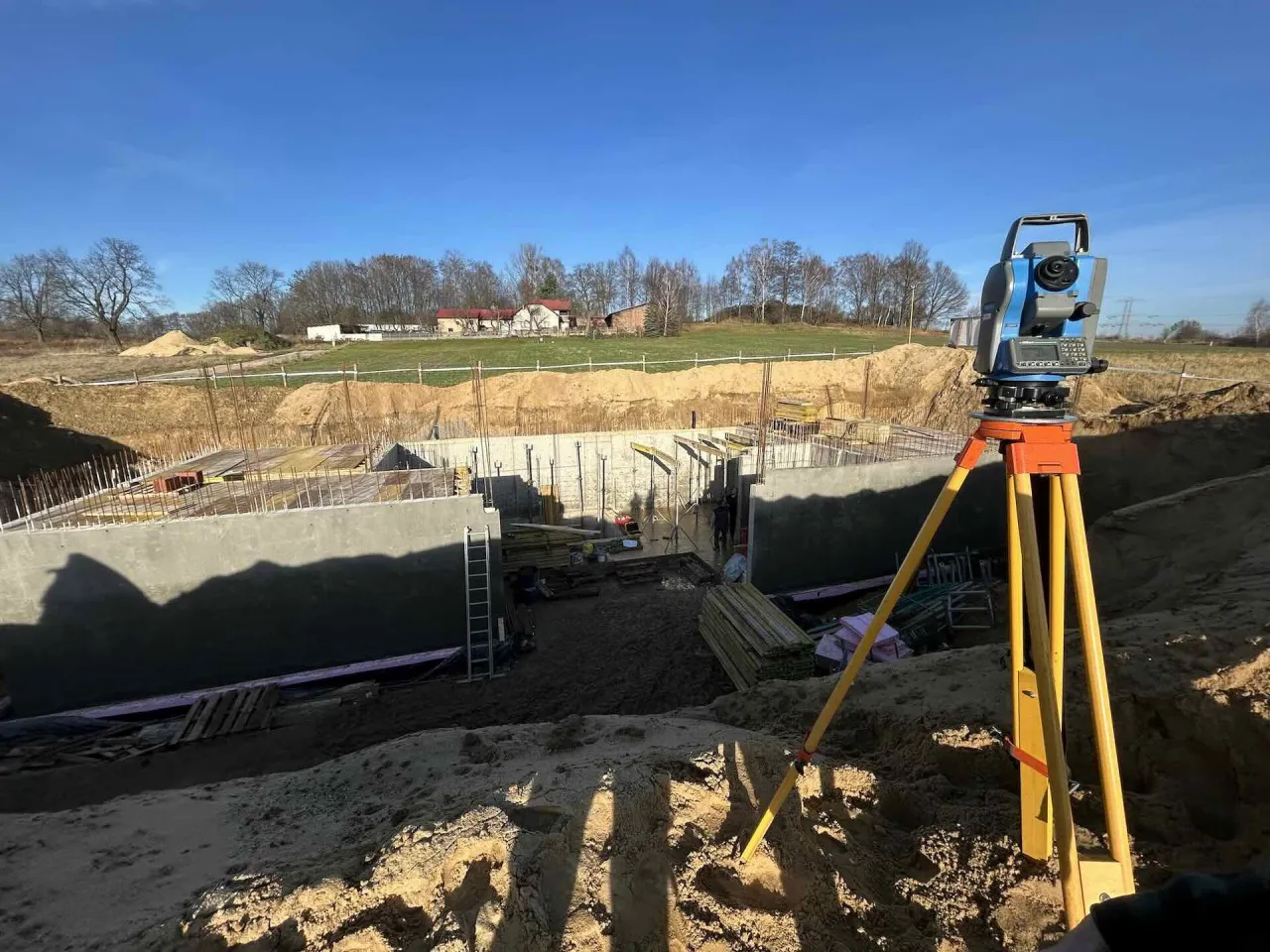 Geodeta na budowie, mapa do celów projektowych, tyczenie budynku