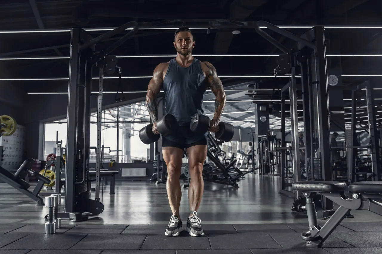 najczęstsze błędy w technice ćwiczeń z hantlami