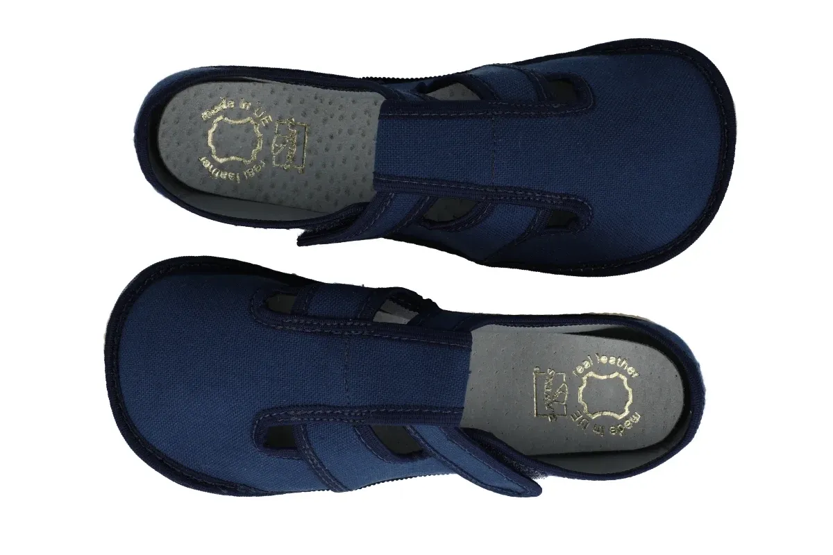 Dziecko mierzące kapcie w sklepie