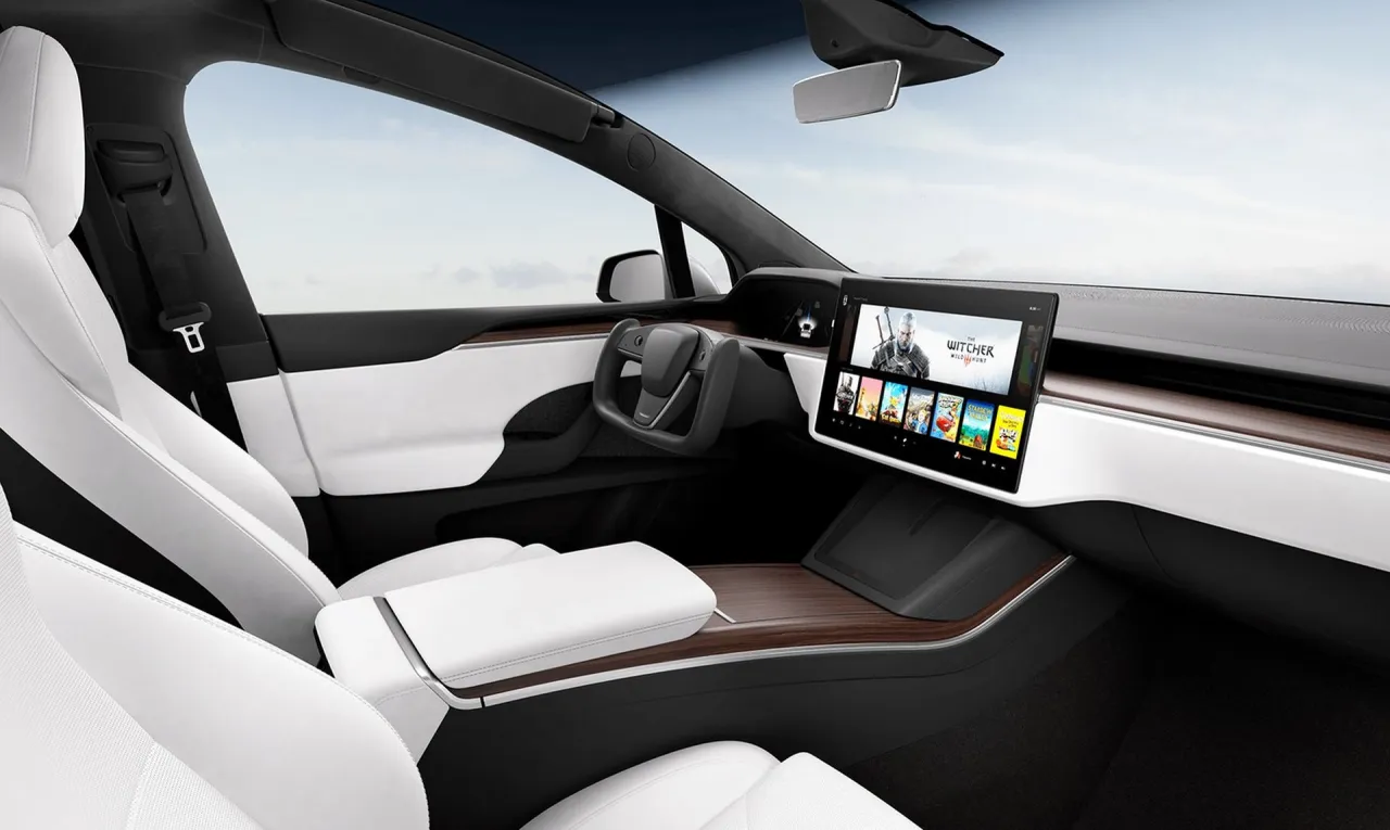 Wnętrze Tesla Model X Plaid z wolantem Yoke i otwartymi drzwiami Falcon Wing