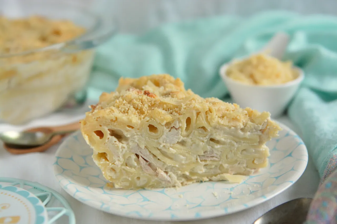 Zapiekanka z makaronu nitki i kurczaka, idealna odpowiedź na pytanie co zrobic z ugotowanego makaronu nitki. Pyszne danie z chrupiącą posypką.