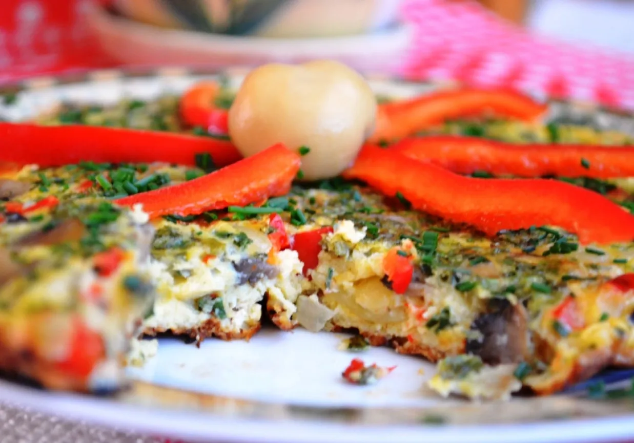 Kolorowy omlet z papryką i ziołami, idealny przykład, jak się robi omlet dietetyczny.