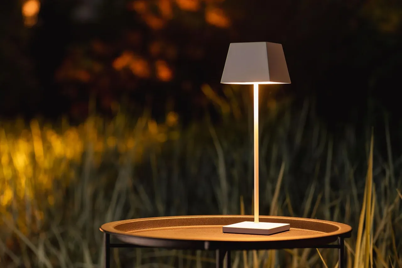 r&oacute;żne rodzaje zasilania lampek balkonowych