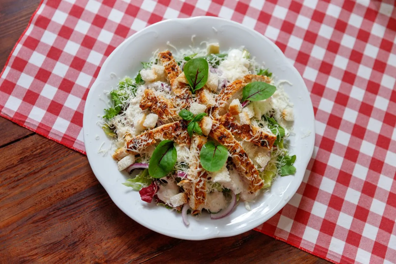 Składniki sałatki Cezar kaloryczność