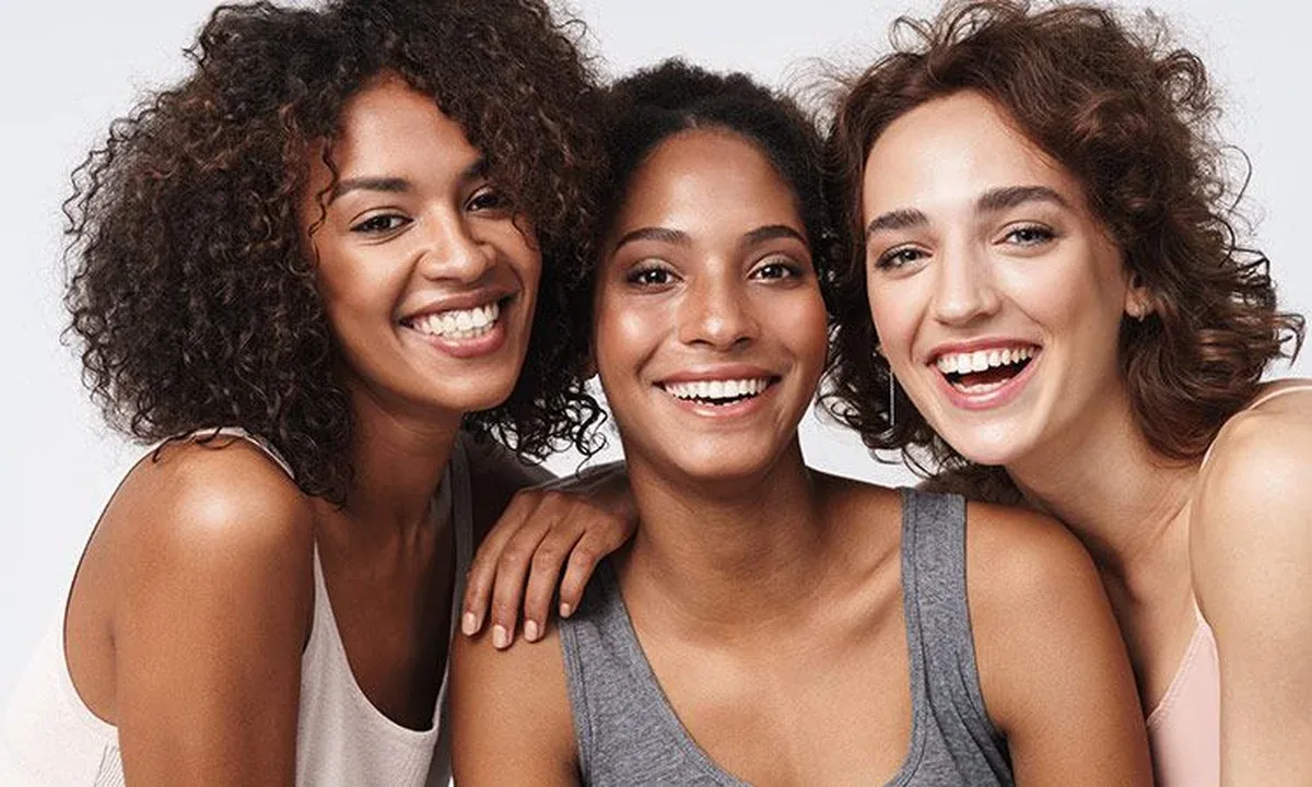 kobieta z różnymi typami cery i ziołami