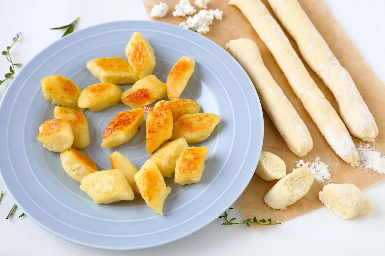 mrożone kopytka w zamrażarce, domowe jedzenie na zapas