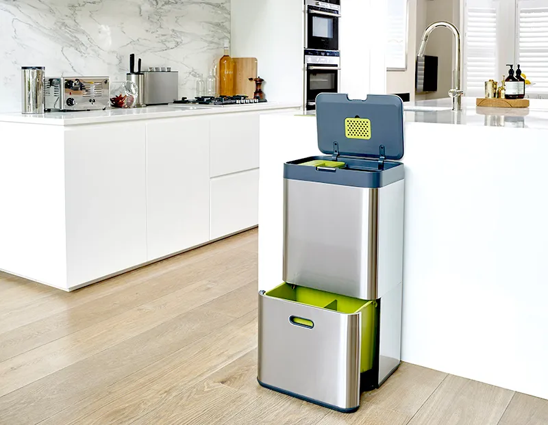 nowoczesny kosz do segregacji śmieci w kuchni