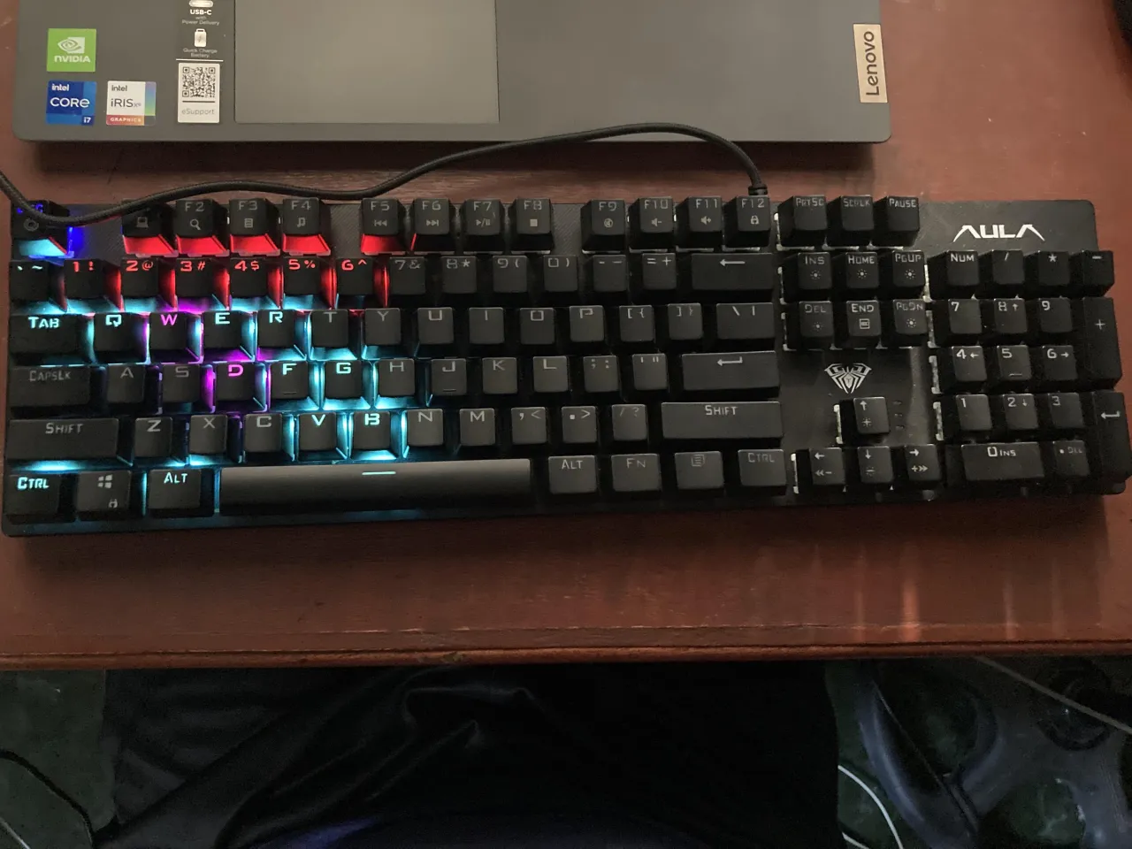 klawiatura laptopa z podświetlonym klawiszem Fn