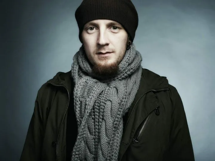 męska czapka do czarnej kurtki